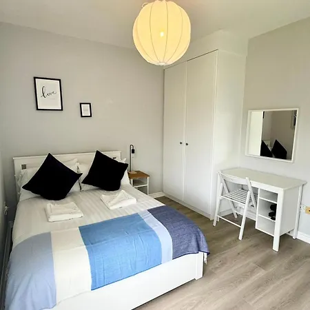 Apartment Modern And Spacious Apt5 Sleeps 6 Free Parking