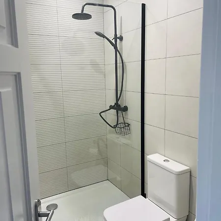 Modern And Spacious Apt5 Sleeps 6 Free Parking *